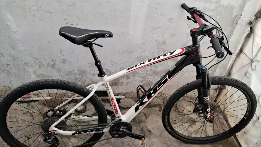 Sepeda MTB Carbon KHS Team 650B