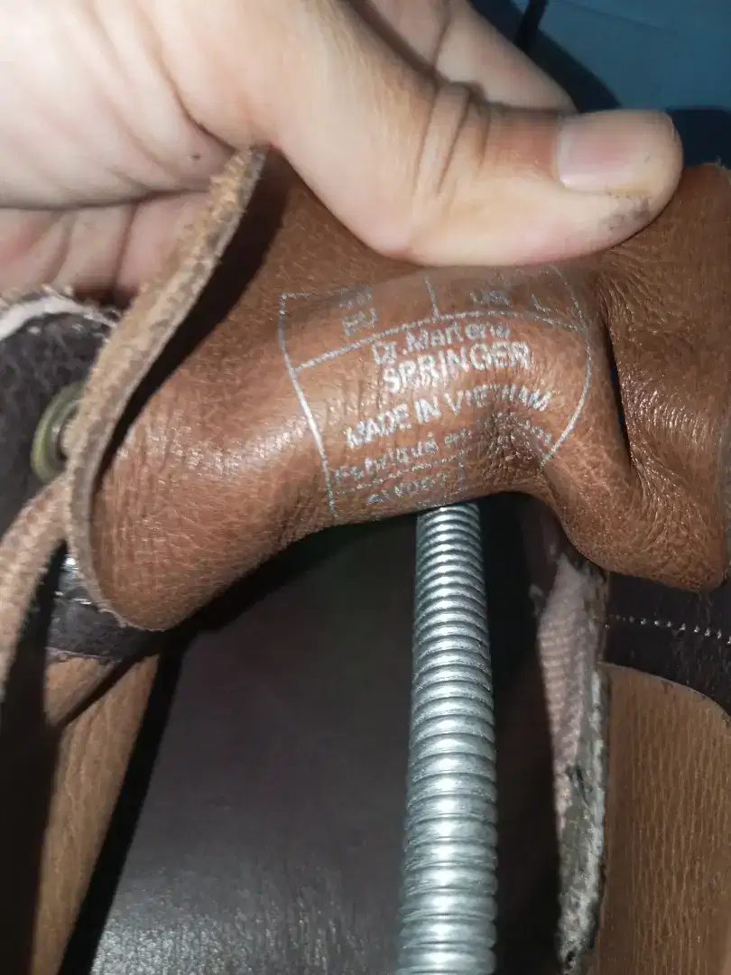 Sepatu kulit asli