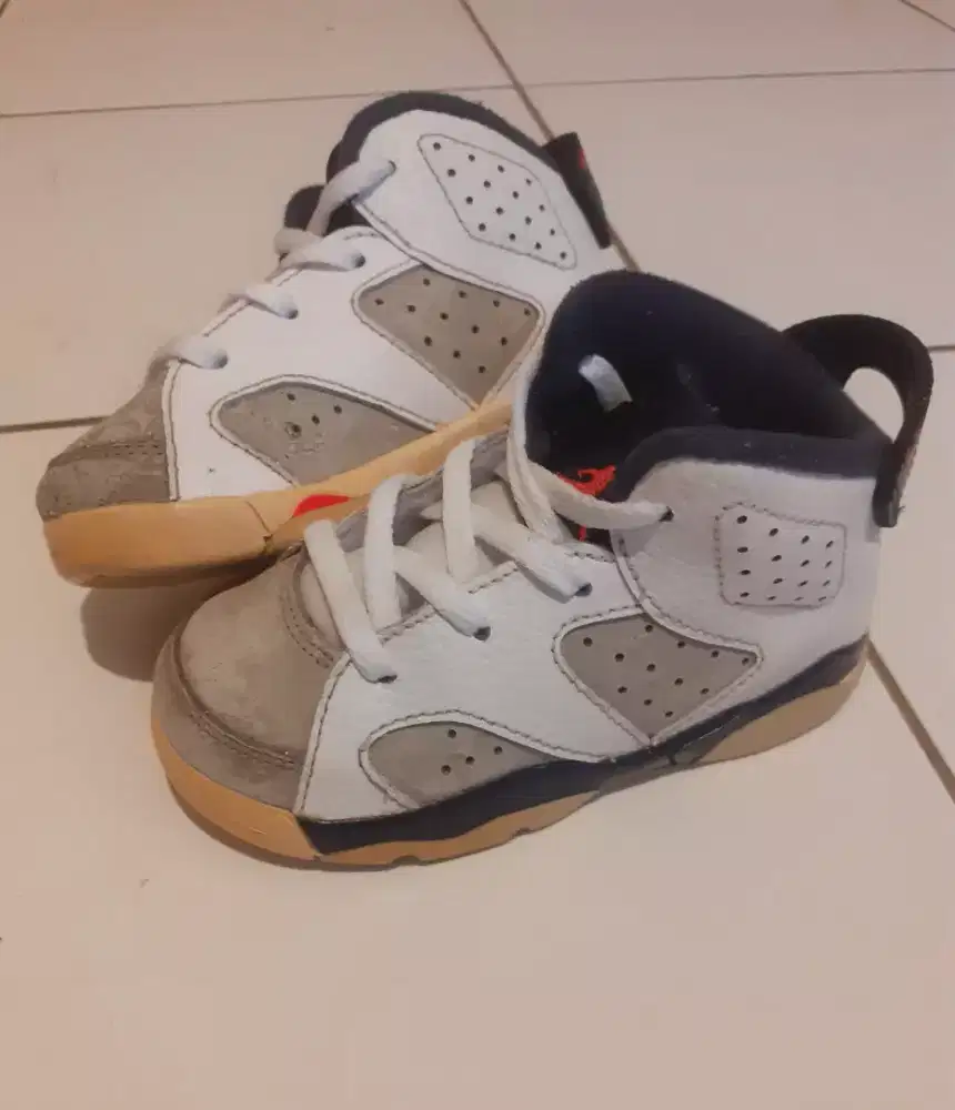 Sepatu sneaker merk Michael Jordan (import)