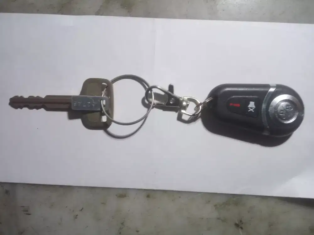 Kunci mobil avanza remote
