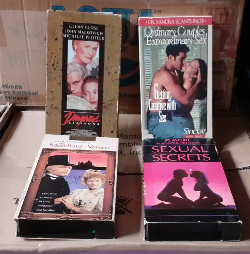 CASSETTE VIDEO VHS DANGEROUS  (4 Pcs)