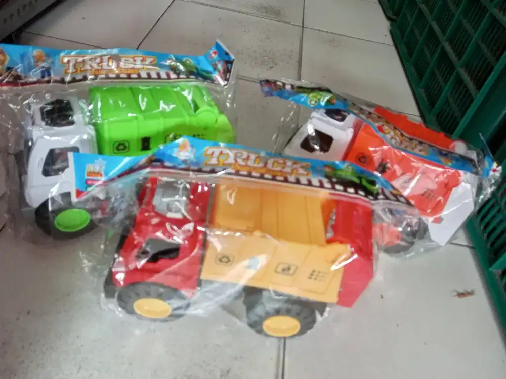 Mainan anak truk sampah