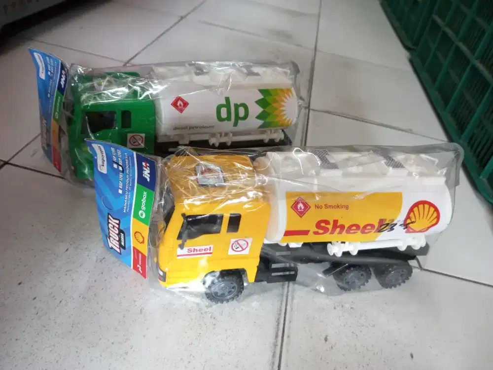 Mainan anak truk tangki