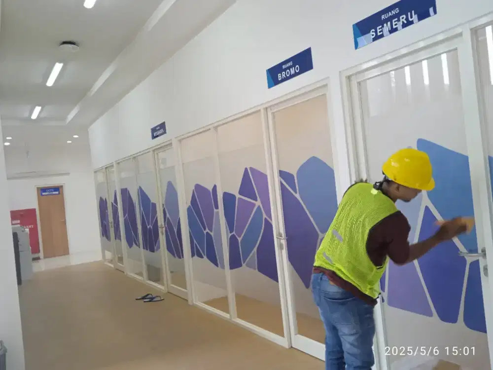Spesialisasi kaca film cutting sticker rumah kantor gedung murah