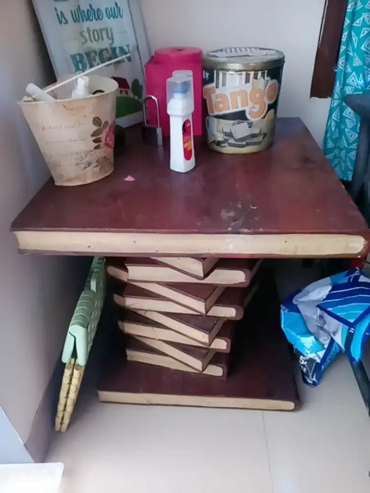 Meja buku uniq antiq