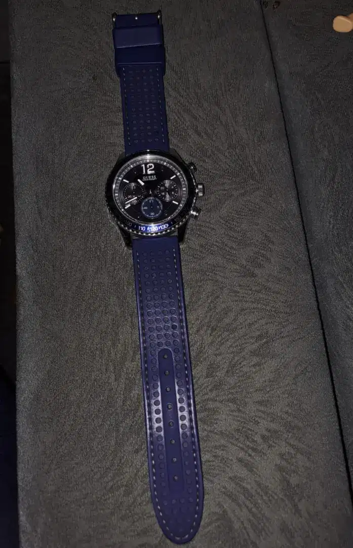 Jam tangan GUESs
