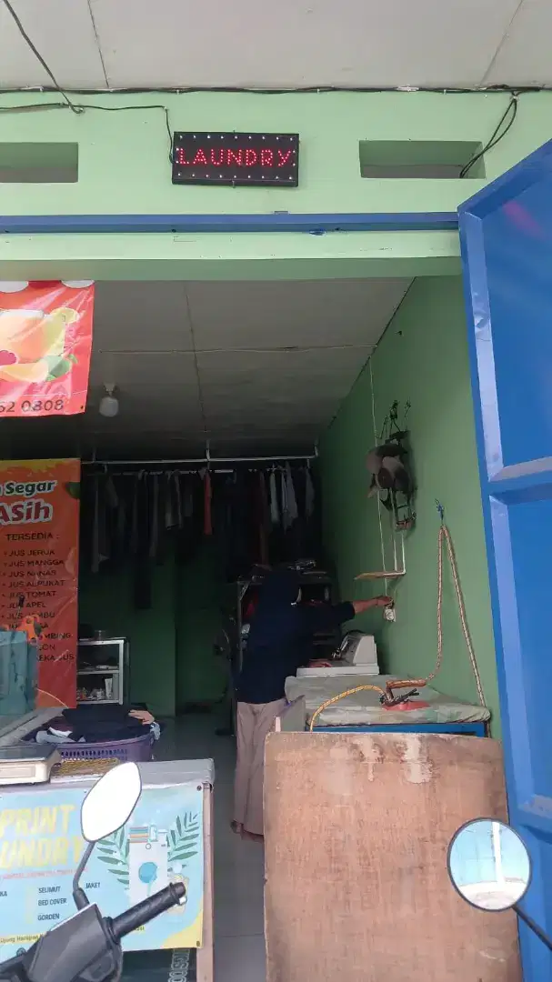 Di jual satu set laundry dan sewa toko masih 6 bulan