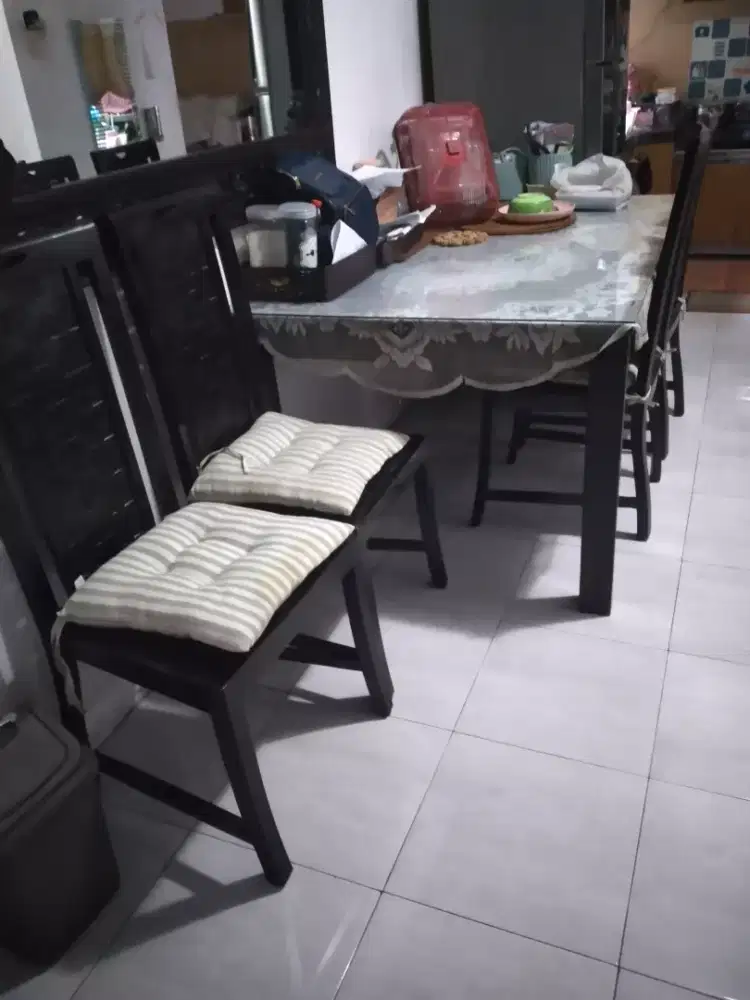 Meja makan jati + 4 banku..ukuran..100x 160..