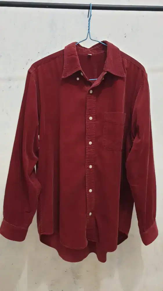 Kemeja courduroy maron uniqlo