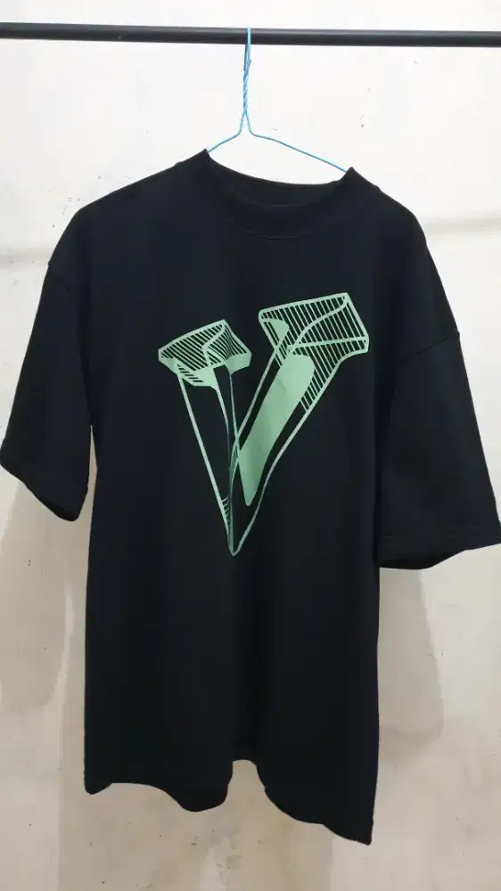 Kaos vsymbol hitam