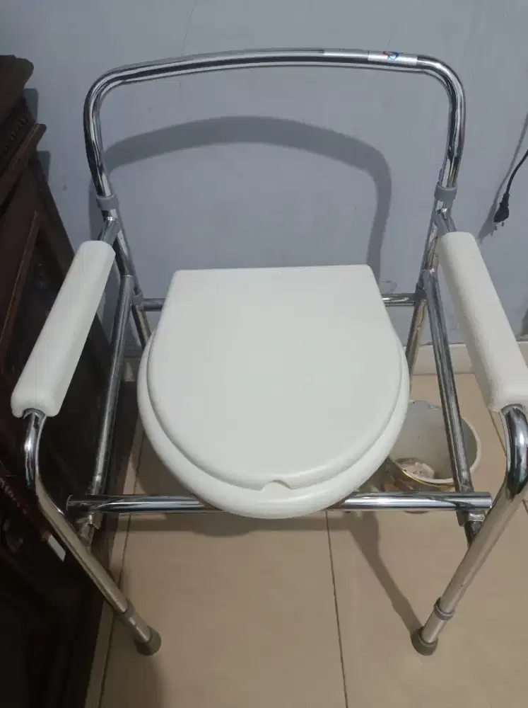 Kursi toilet tanpa roda