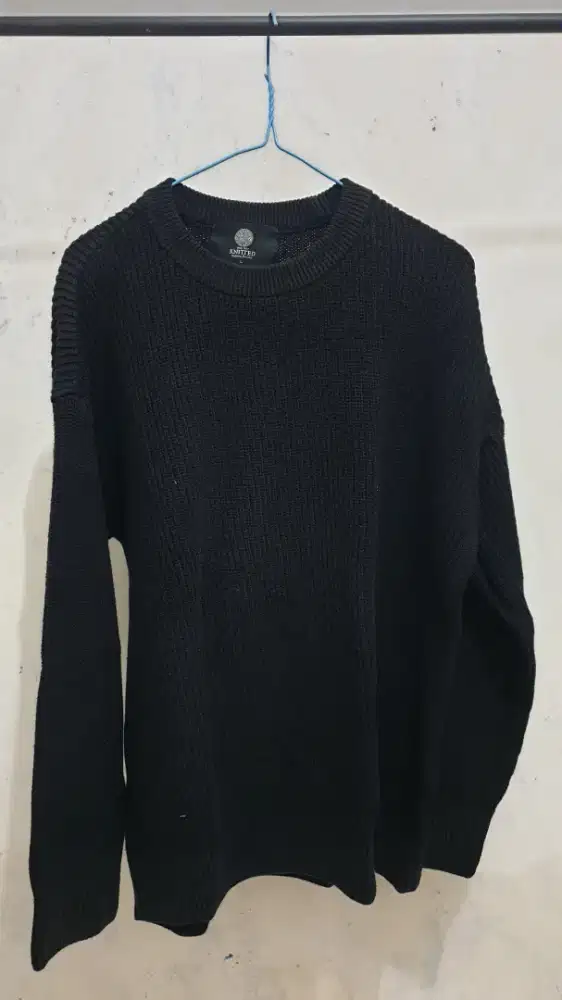 Sweater crewneck hitam