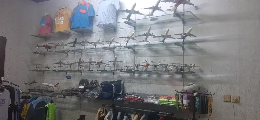 Rak kaca dinding display barang