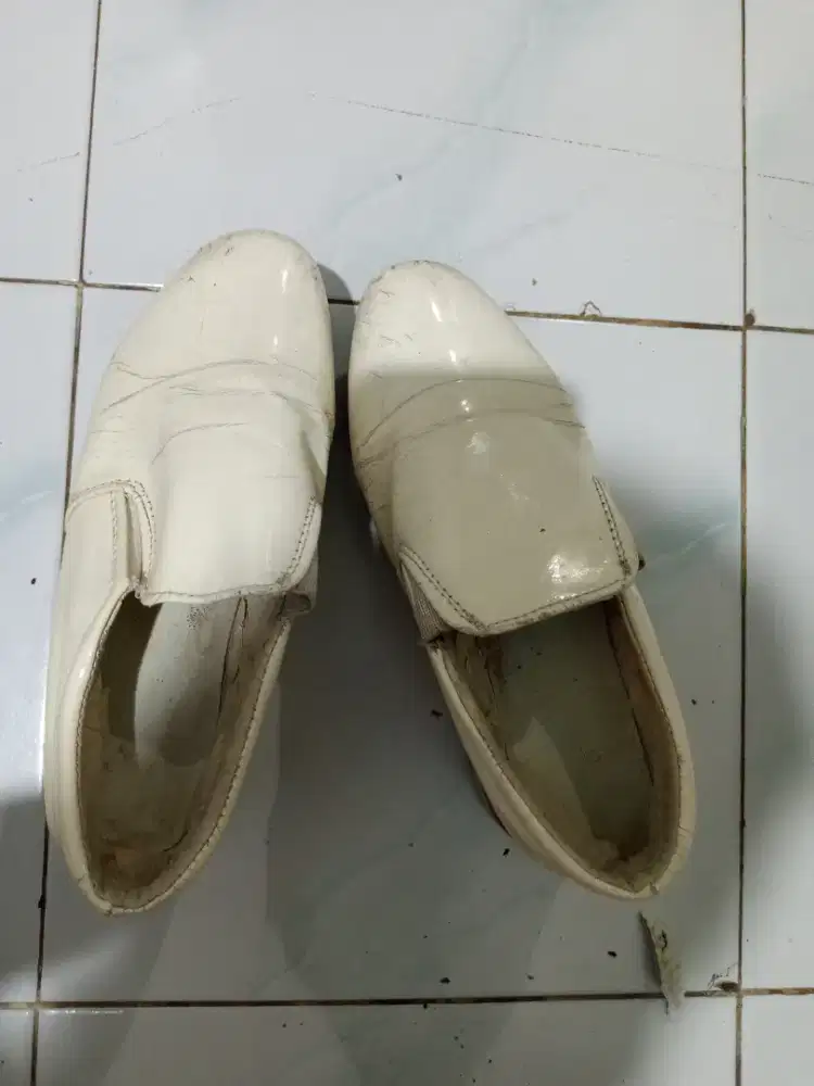 Sepatu putih ringan