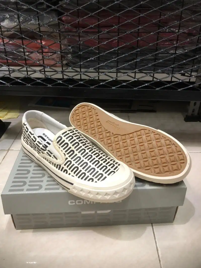Sepatu Compass slip on 25th Logo Pattern - Original
