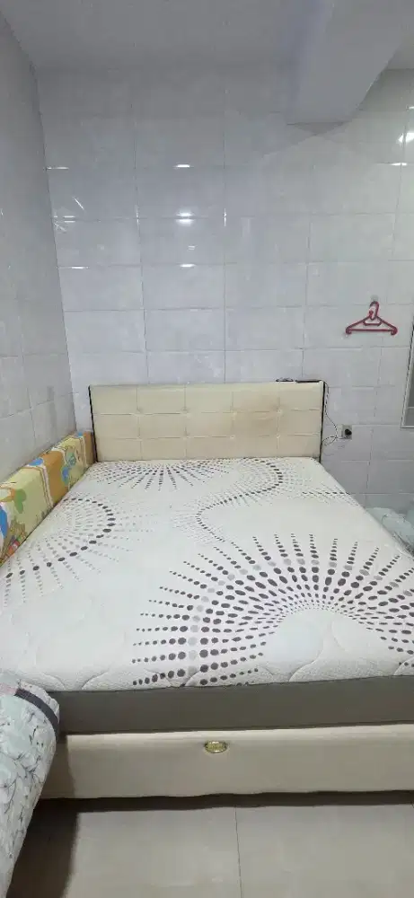 Springbed serta/ kasur 180x200x40 + divan + sandaran loren