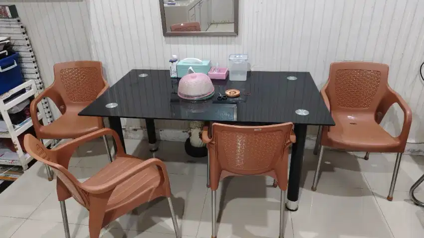 Meja Makan Kaca Hitam