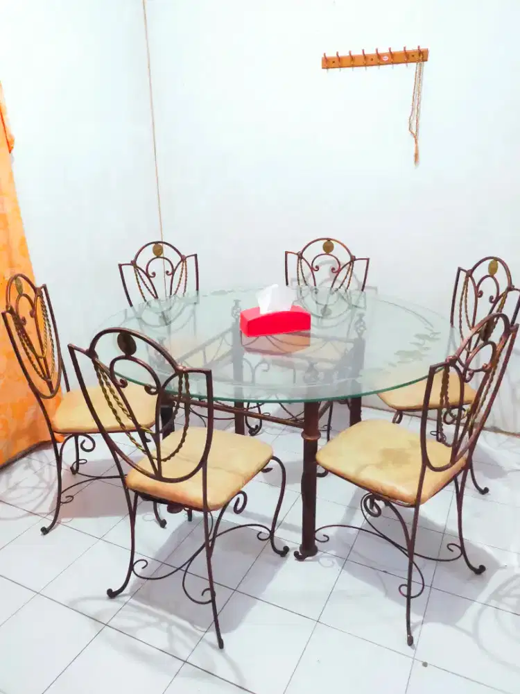 Meja makan 6 kursi