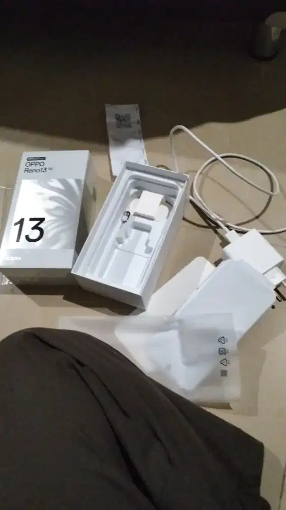Oppo Reno 13 5G 12 / 256 GB Fullset Dari Baru
