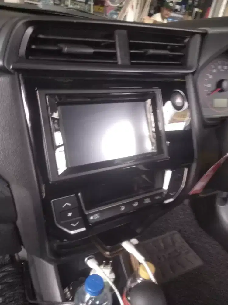 Dicari montir mobil yg bisa lampu dan alarm.