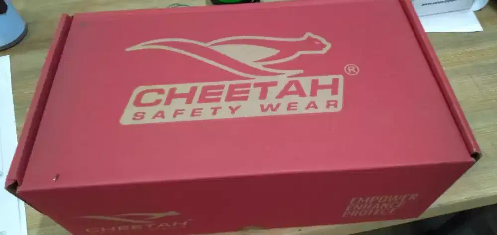 Sepatu safety merk chetah ukuran 43