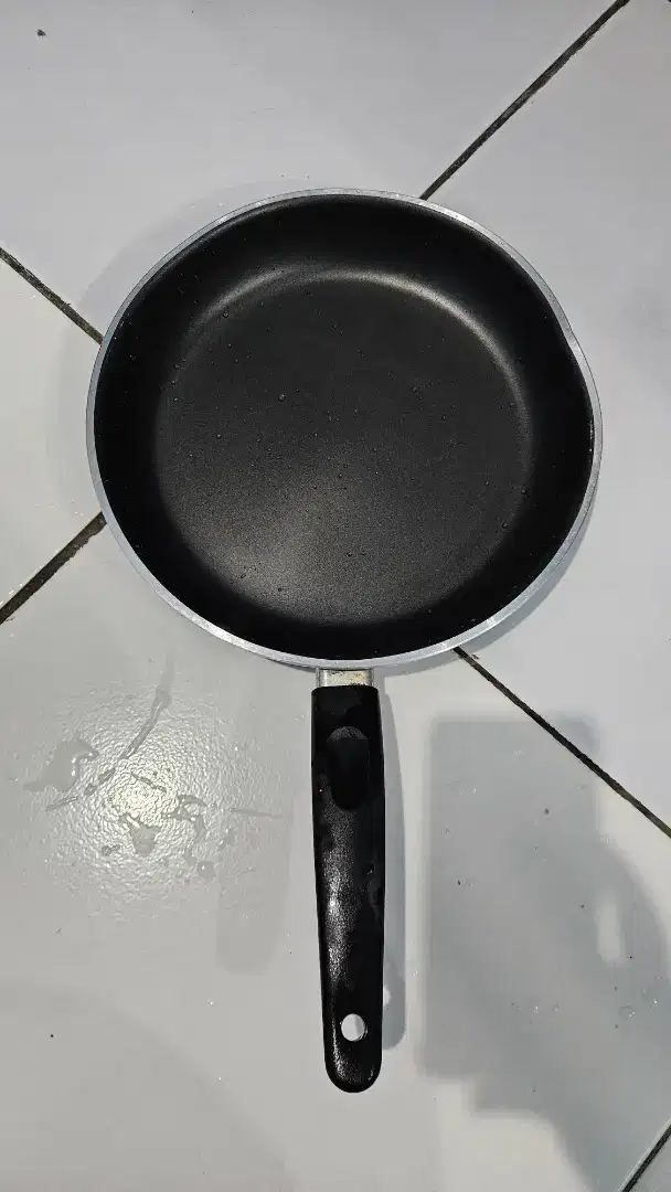 Teflon Anti Lengket 25 cm Wajan Panci Bekas ada Dent/Cekungan