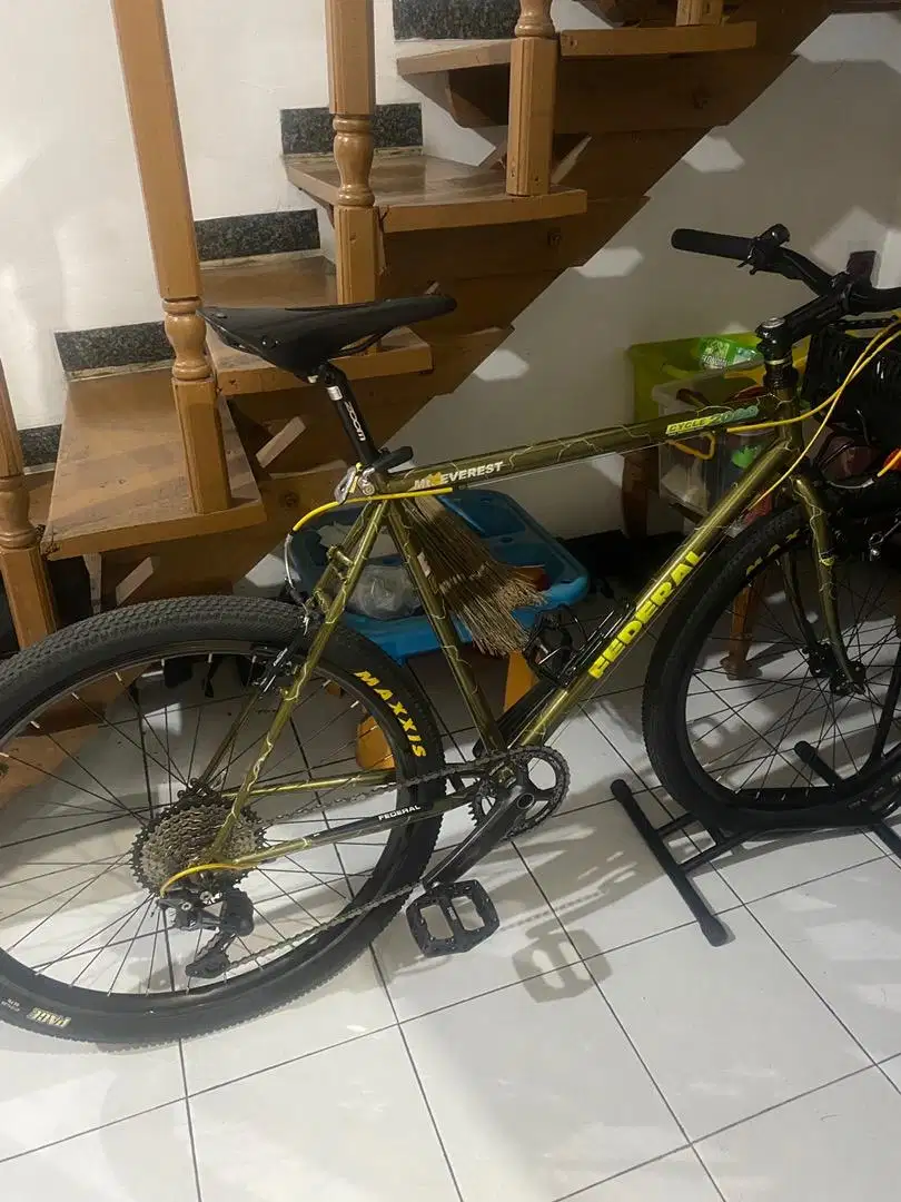 Sepeda federal warna kuning