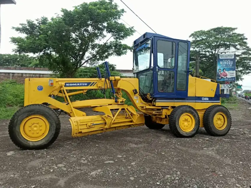 Motor grader GD405 siap
