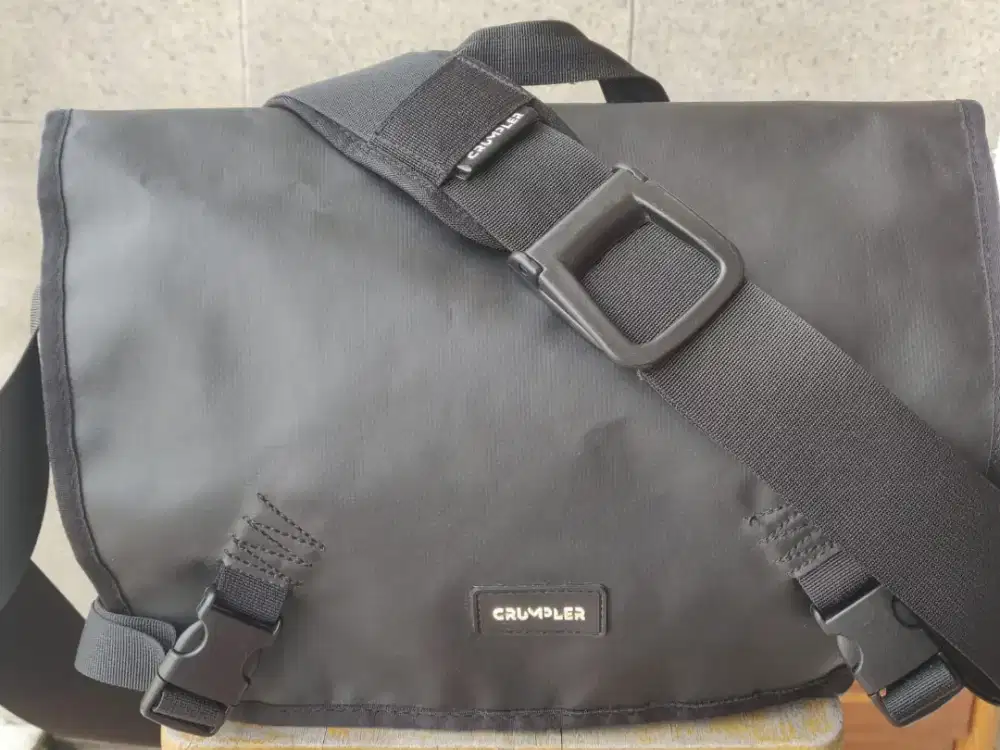 Crumpler sling bag 4500