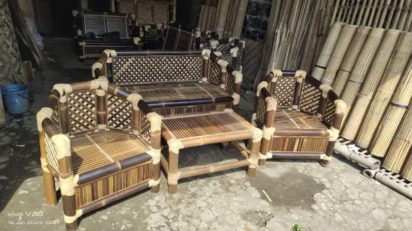 Kursi bambu hitam minimalis