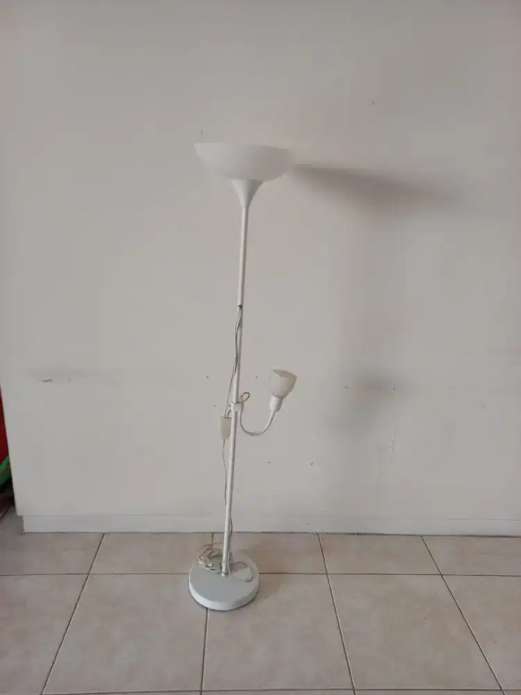 Lampu ruang tamu berdiri