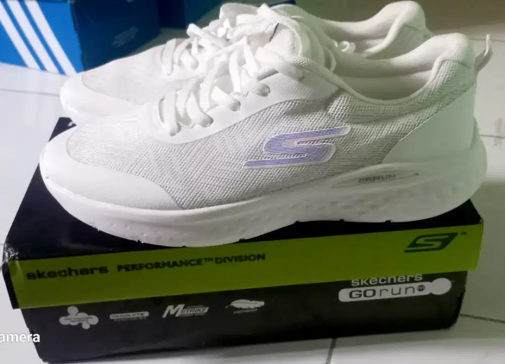 Sepatu olahraga skechers sepatu lari sepatu running sneakers casual