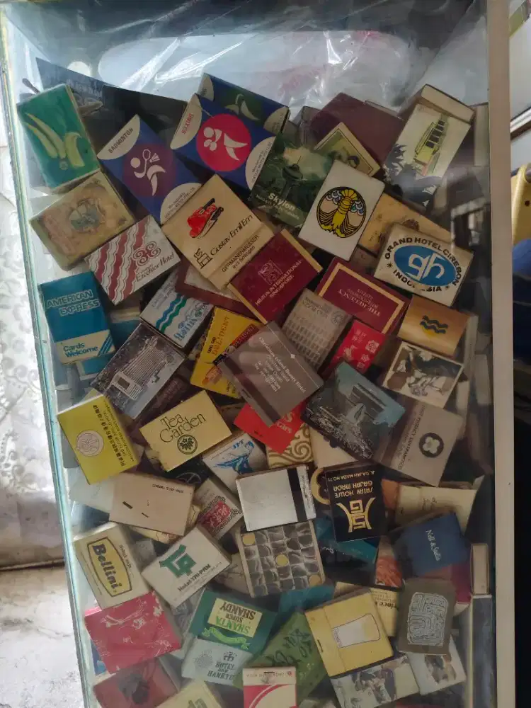 Salah satu pecinta koleksi kotak korek api dari berbagai negara