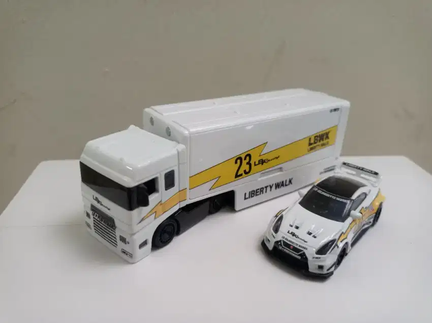 Hotwheels team transport LWBK trailer+gtr R35 loose bandung