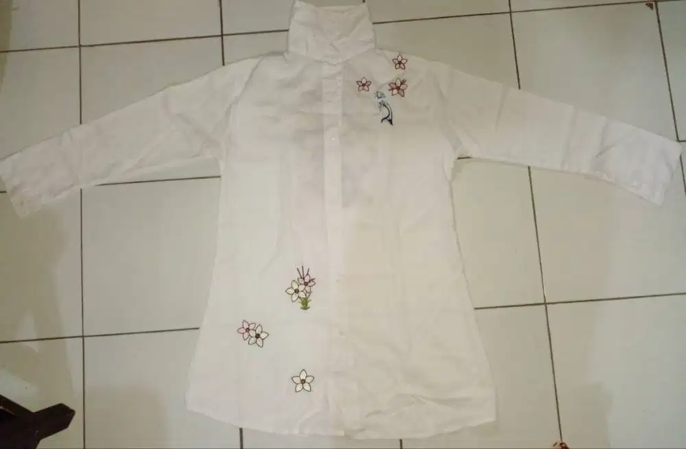 Tunik Putih Bordir Bunga Lengan Panjang (Preloved)
