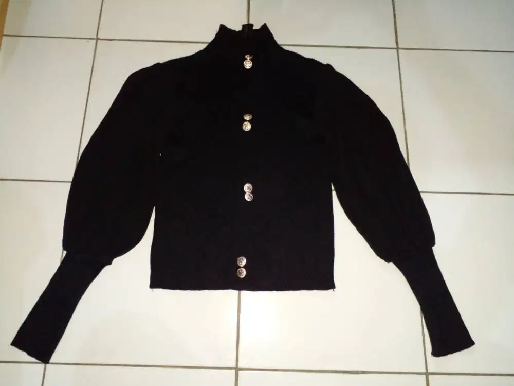 Cardigan Rajut Hitam Lengan Balon Kancing Gold
