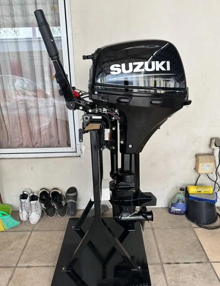 Suzuki four stroke Motor Tempel