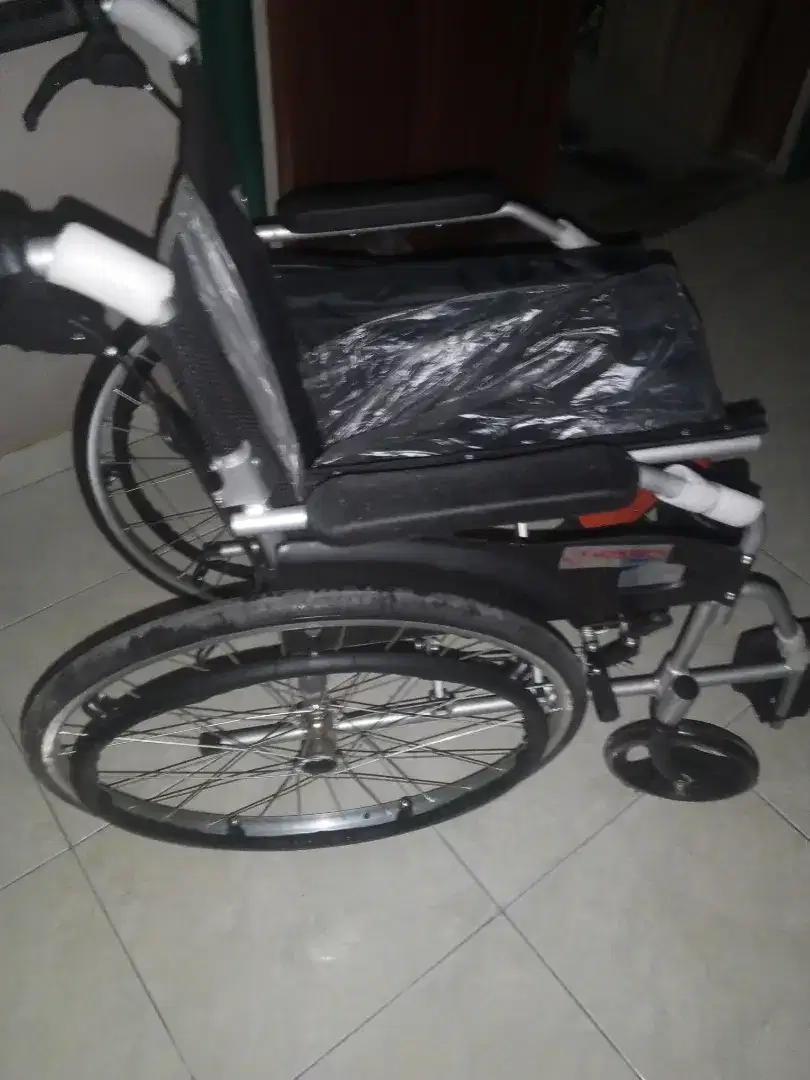 Kursi Roda Hostech belum pernah pakai Rp.1jt harga toko masih 3,7jt