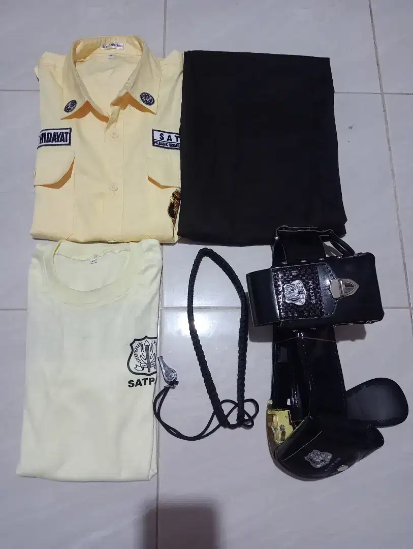 Satu set baju security dan sepatu