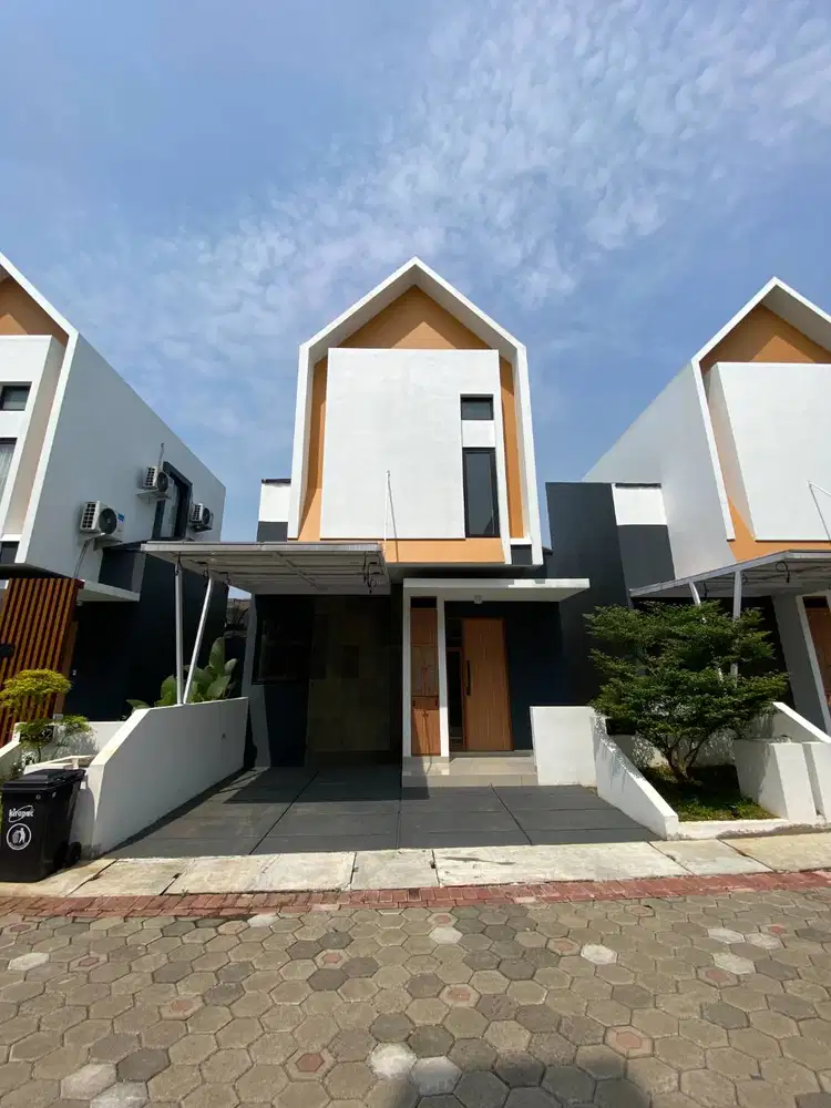 Rumah Eksklusif Strategis Disewakan 2LT 2KT 2KM UNFURNISHED