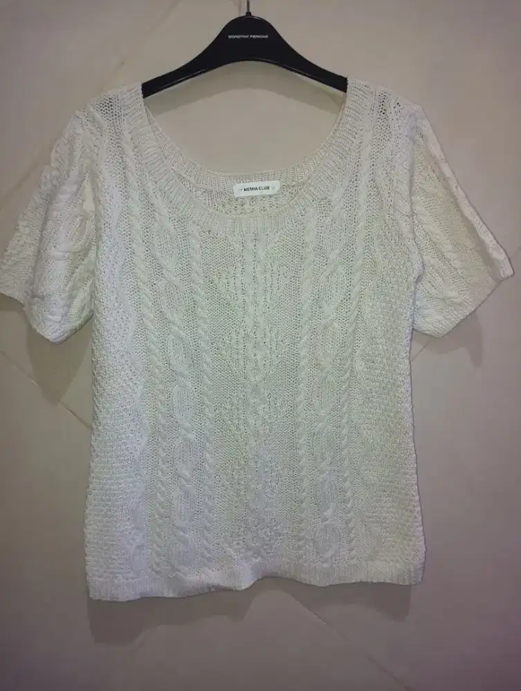 Kaos Rajut Timbul ada Brand