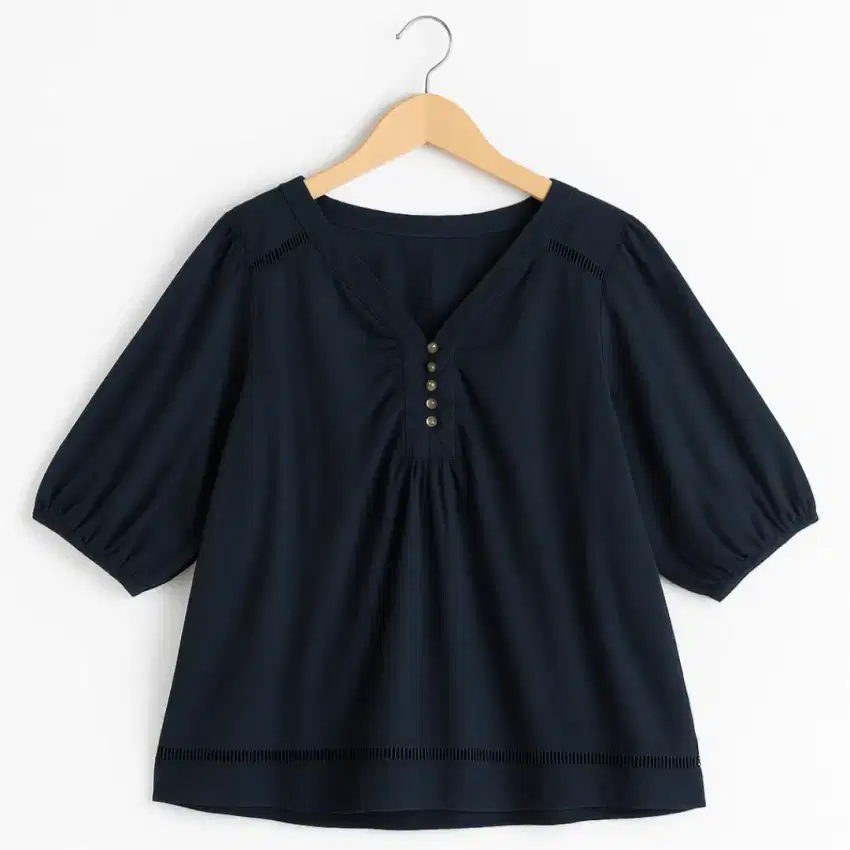 Blouse Wanita Hitam – V Neck Lengan 3/4 dengan Kancing Vintage