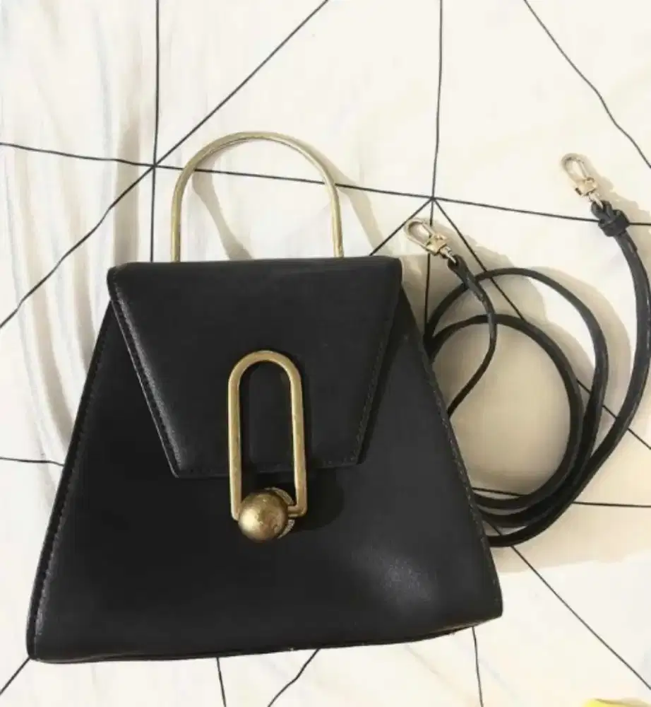 Tas pesta staccato warna hitam