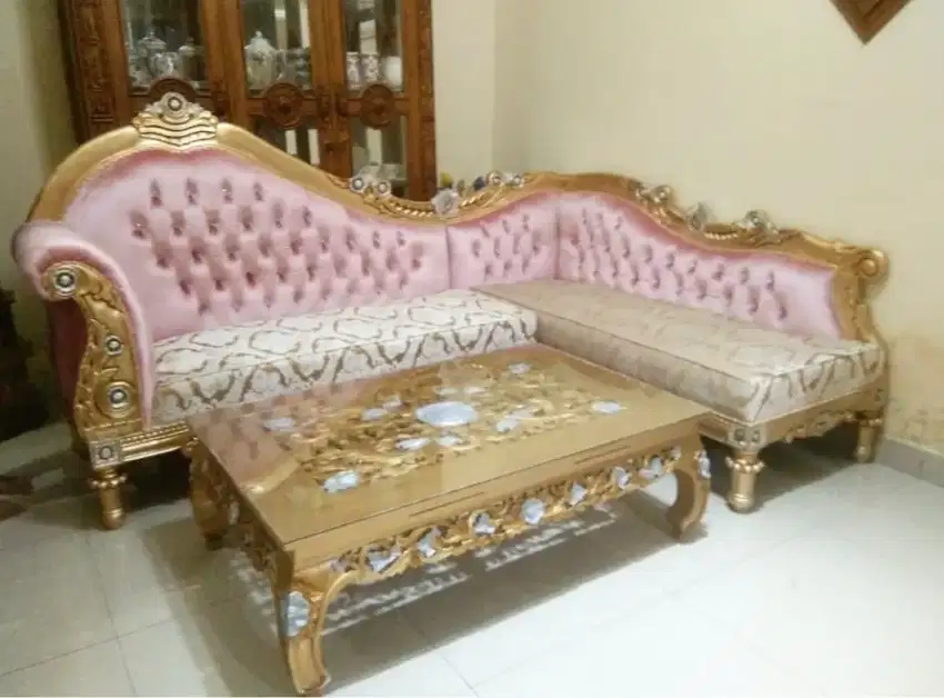 Meja dan kursi tamu