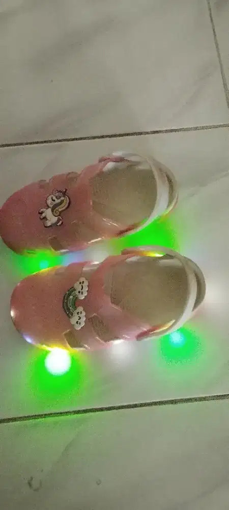 Sendal Bubble Gums + Sepatu sekolah hitam