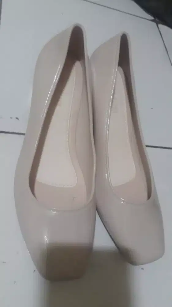 Sepatu hak jelly beli malahan kekecilan blm dipakai jual rugi aja