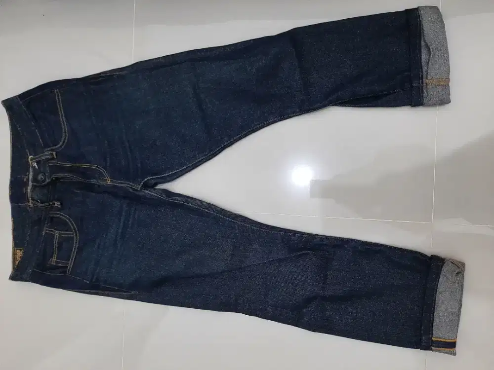 Jeans pria warna biru dongker