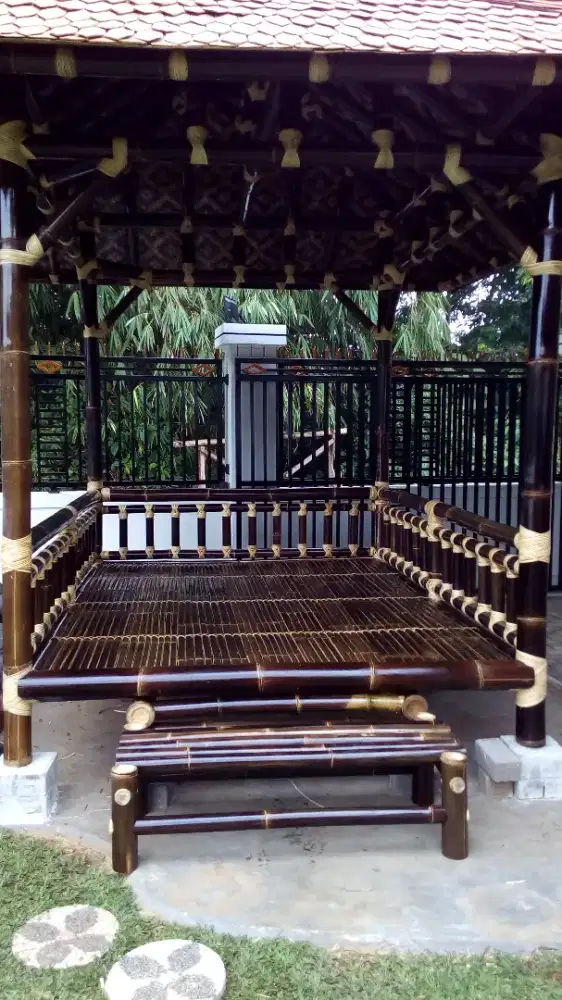 Saung bambu atap sirap