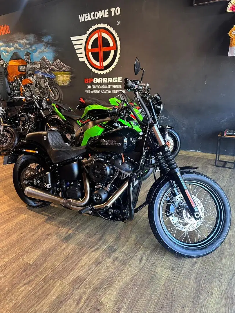 H-D Softail Street Bob M8 Fp ATPM Vivid black low odo like new