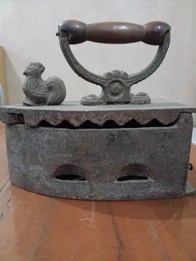 Setrika Arang Kuno Ayam Jago ( Antik )